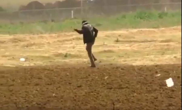 Gli spari dei cecchini contro i palestinesi, senza armi, a Gaza