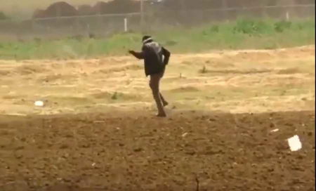 Gli spari dei cecchini contro i palestinesi, senza armi, a Gaza article-post