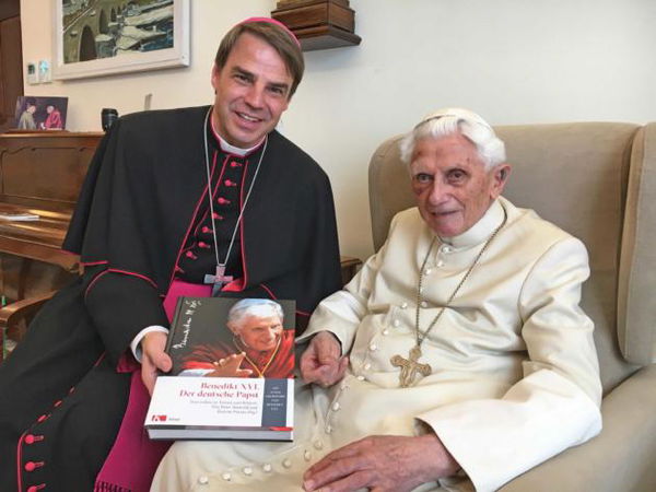 Papa Ratzinger e la lettera dirompente sulla pedofilia: «Collasso morale iniziato nel ’68»