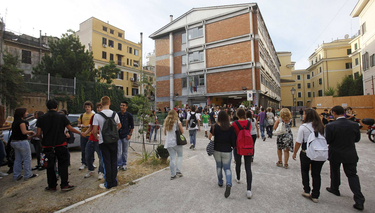 La preside del Liceo Newton di Roma cancella l’evento con lo youtuber transgender article-post