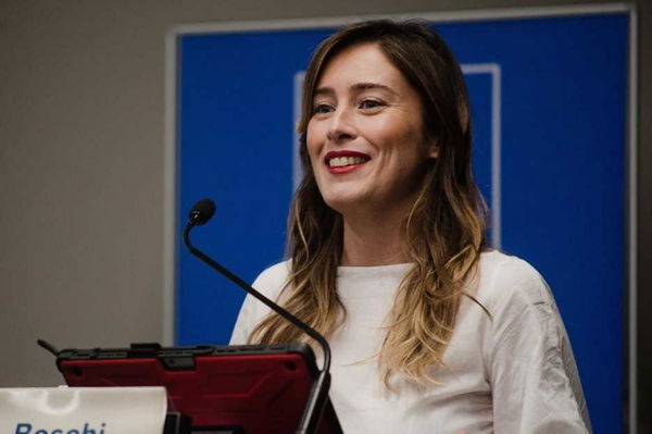 Maria Elena Boschi piange dopo la sconfitta del PD, terzo a Laterina, il suo paese