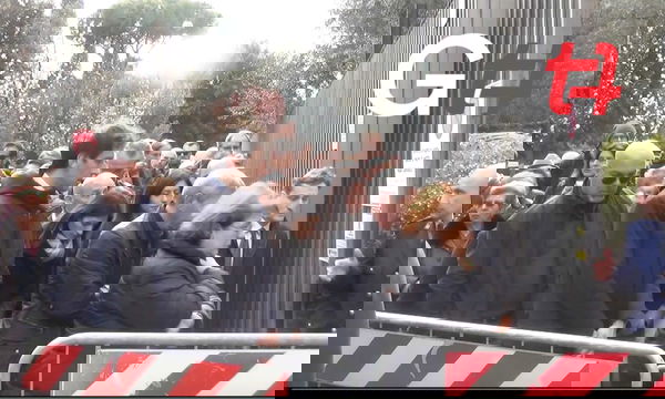 Frizzi, Virginia Raggi in fila tra gli altri cittadini per l’omaggio al conduttore | VIDEO