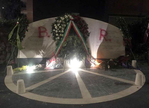 Aldo Moro, imbrattato con la scritta «BR» il monumento in via Fani | FOTO