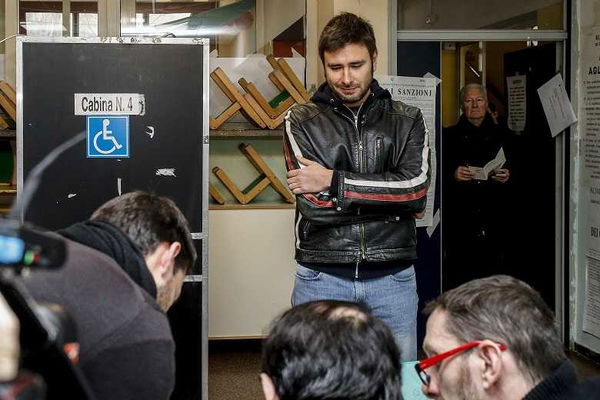 Il fuoriprogramma Di Battista: va a votare e sbaglia seggio