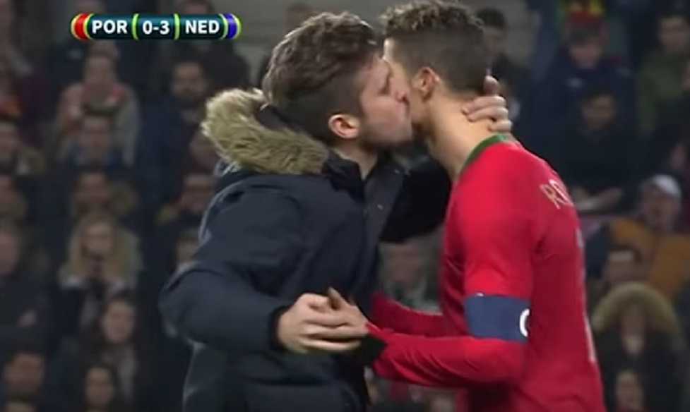 Invade il campo da calcio durante la partita e bacia Cristiano Ronaldo | VIDEO article-post