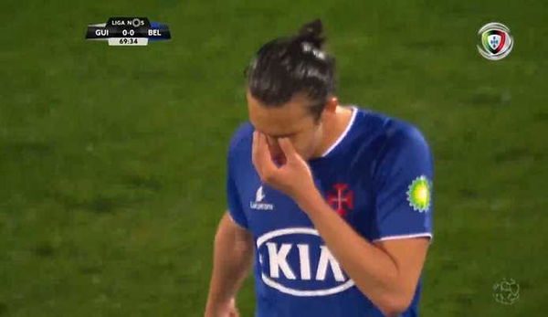 Bakic esce dal campo e piange per il suo amico Davide Astori | VIDEO