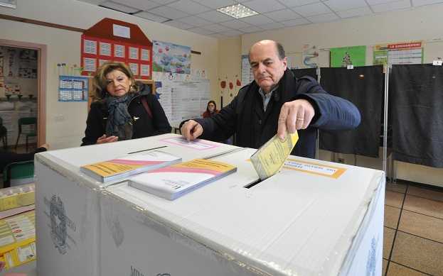 Bersani mette le schede nell’urna e dimentica di togliere il tagliando article-post