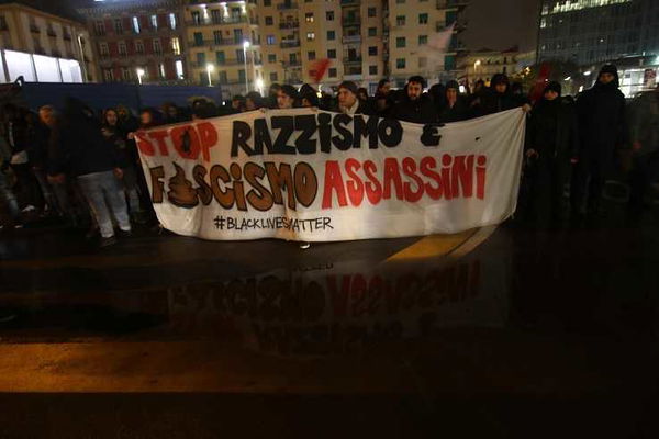 La bufala della bomba coi chiodi e bulloni lanciata dai centri sociali a Torino