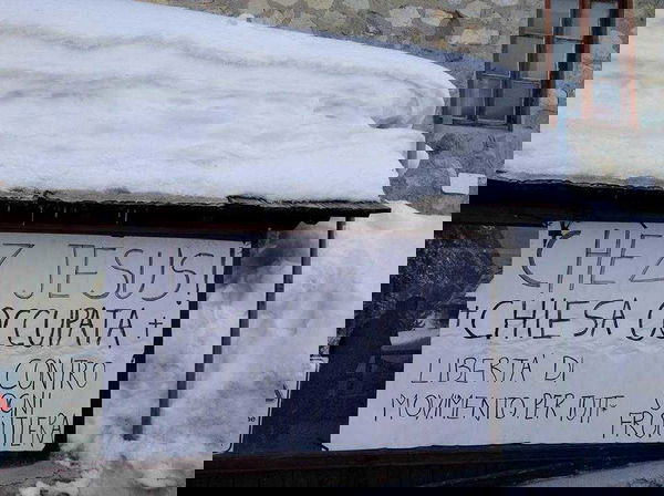 I migranti occupano spazi della chiesa di Claviere: il parroco e Fratelli d’Italia protestano