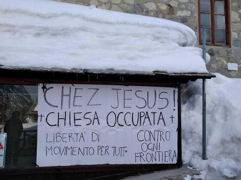 I migranti occupano spazi della chiesa di Claviere: il parroco e Fratelli d’Italia protestano article-post