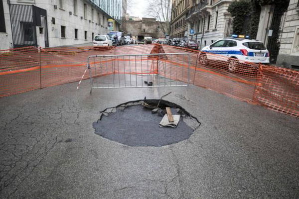 “Tutte le strade portano a Roma, dove le buche distruggono le tue gomme”, il New York Times sfotte la capitale