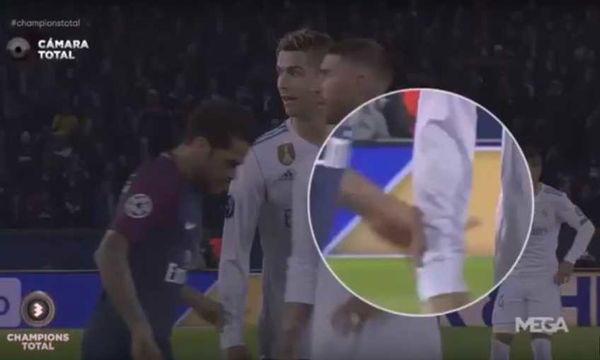 Dani Alves attacca una ‘caccola’ alla maglia di Cristiano Ronaldo | VIDEO