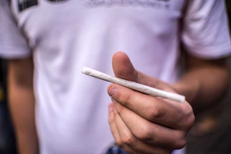 Mamma e papà intossicati dal dolce alla marijuana preparato dal figlio article-post