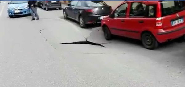 Roma, ecco come si è aperta la voragine su Circonvallazione Appia | VIDEO