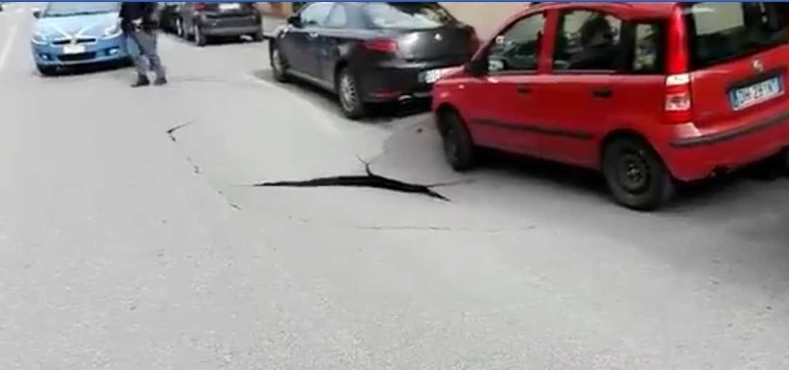 Roma, ecco come si è aperta la voragine su Circonvallazione Appia | VIDEO article-post