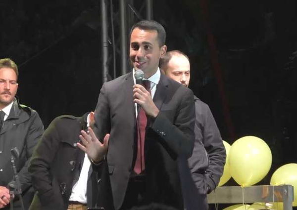 Il raduno a Pomigliano, il M5S ‘blinda’ Di Maio premier e la lista dei ministri | VIDEO