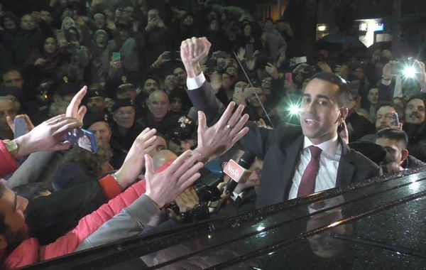 Di Maio come Silvio: la folla lo acclama e lui sale sul predellino | VIDEO