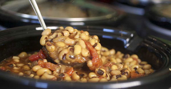 La dieta vegana e i rischi di danni neurologici al neonato, l’allarme degli esperti