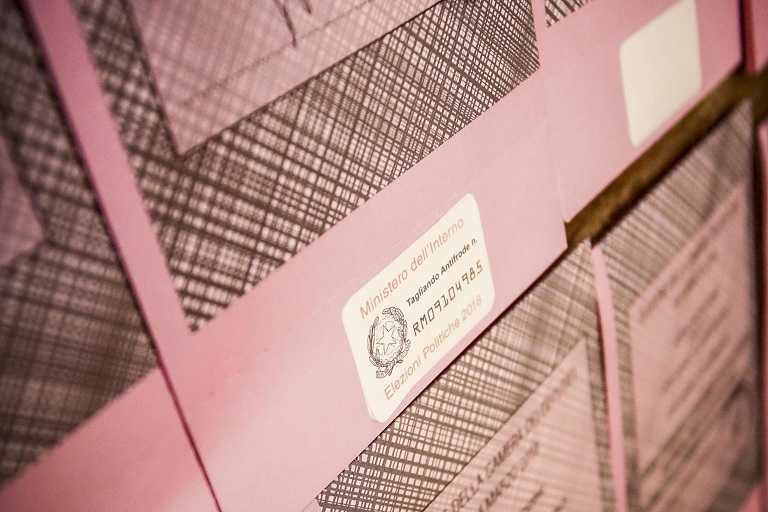 Elezioni, schede ristampate nella notte per un errore: a Palermo seggi aperti con ritardo article-post