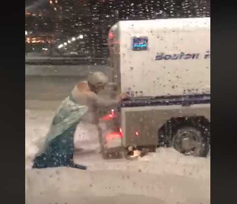 Drag Queen travestita da Elsa di Frozen salva van della polizia dalla neve | VIDEO
