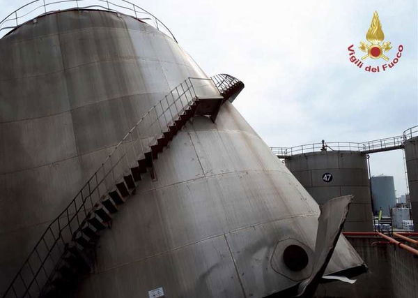 Livorno, esplosione in un serbatoio al porto: morti due operai