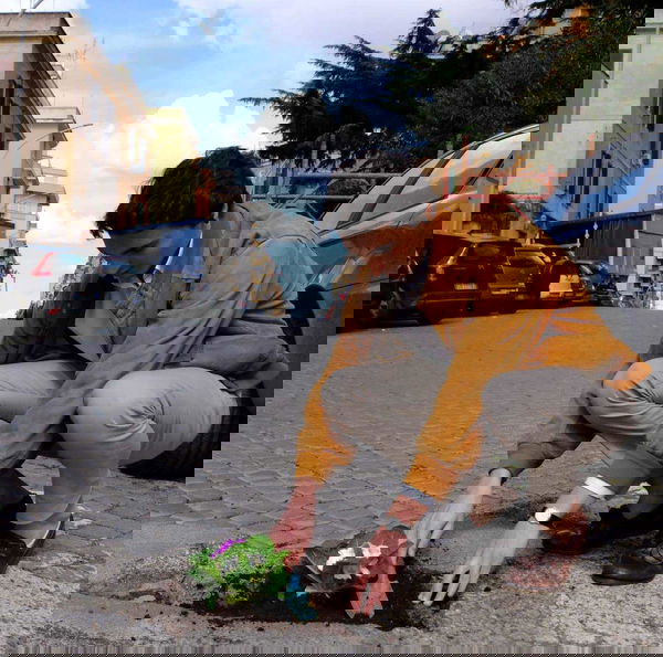 Nelle buche di Roma oggi crescono le primule | VIDEO