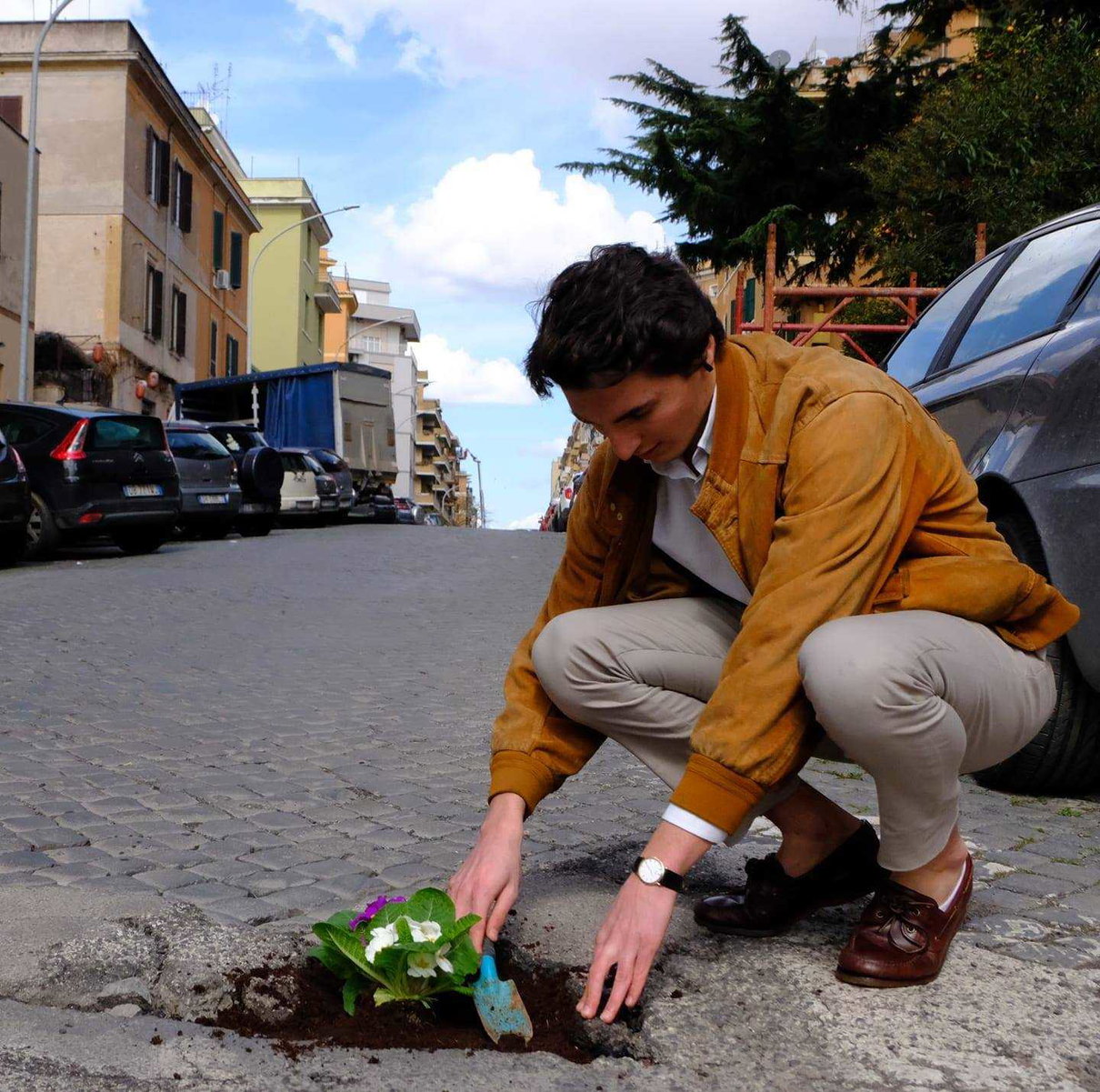 Nelle buche di Roma oggi crescono le primule | VIDEO article-post