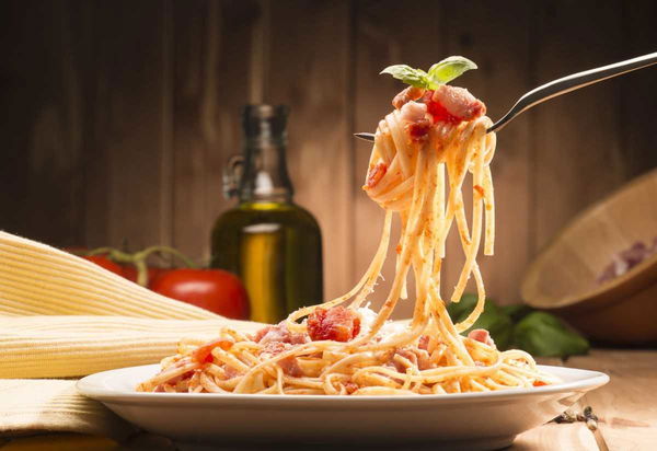 Non sanno che la pasta va cotta nell’acqua, danno fuoco alla cucina