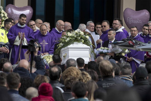 Cisterna di Latina, al funerale delle due sorelline prete contestato per aver detto: «Preghiamo per il padre»