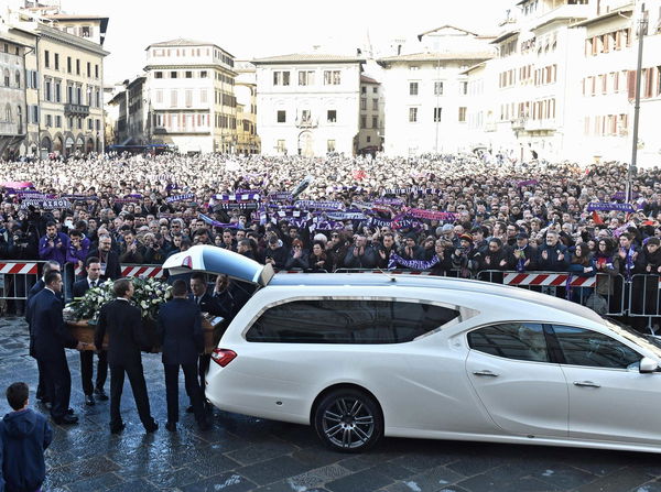 Astori annulla la rivalità: l’applauso di Firenze all’arrivo della Juventus al funerale | VIDEO