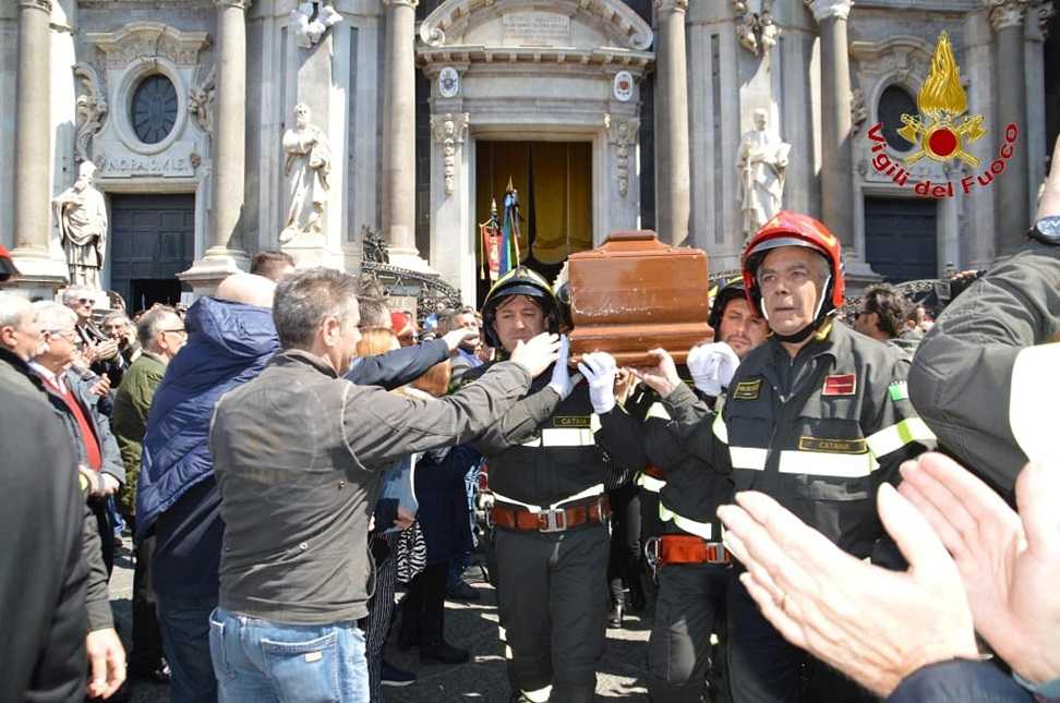 I funerali di Dario e Giorgio. I vigili del fuoco dimenticati da tutti i giornali e i tg article-post