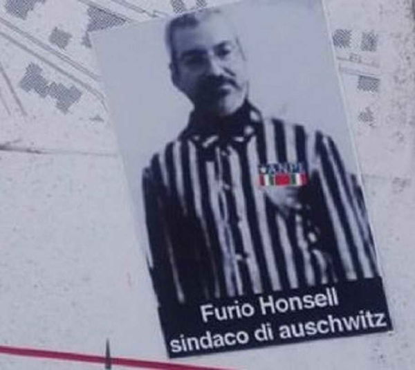 I vergognosi adesivi con Furio Honsell sindaco di Auschwitz affissi a Udine