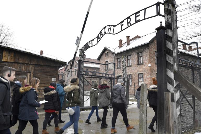 Le ferrovie olandesi che deportavano gli ebrei rimborseranno i parenti delle vittime della Shoah
