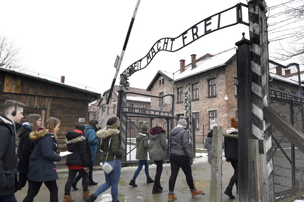 Il ragazzo israeliano che ha fatto pipì su un monumento commemorativo ad Auschwitz