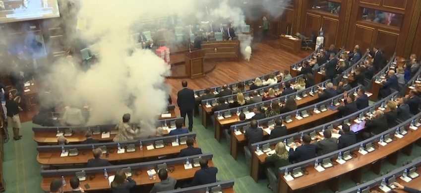 In Kosovo hanno il brutto vizio di tirare lacrimogeni in Parlamento | VIDEO article-post