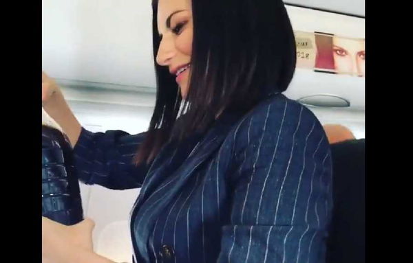 Laura Pausini diventa hostess e serve le bevande ai passeggeri | VIDEO
