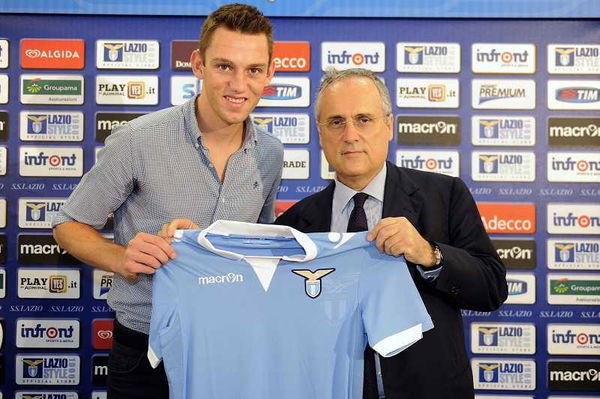 La Lazio truffata dagli hacker: un bonifico per l’acquisto di De Vrij è finito su un altro conto