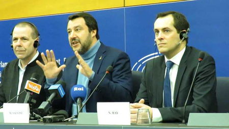 Matteo Salvini si scontra coi giornalisti al Parlamento europeo article-post