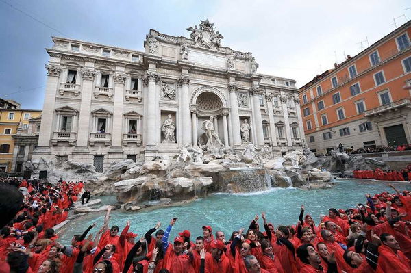Le monetine della fontana di Trevi contese tra Comune e Caritas