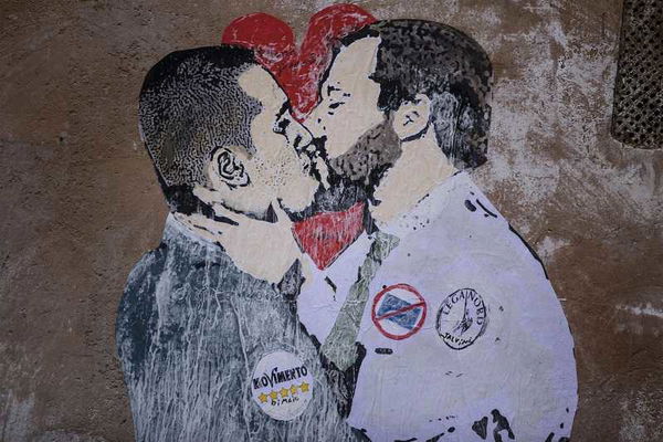 Il murale con Di Maio e Salvini che si baciano | FOTO