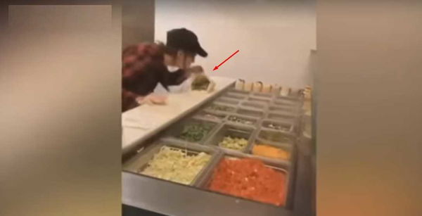 Stati Uniti. Sputa nel panino della cliente e viene licenziata | VIDEO