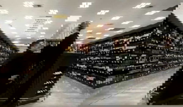 La proposta di matrimionio all’Esselunga che è diventata virale | VIDEO