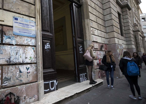 I ragazzi di Roma in gita a Monaco: «Abbiamo comprato la droga vicino al campo di concentramento»