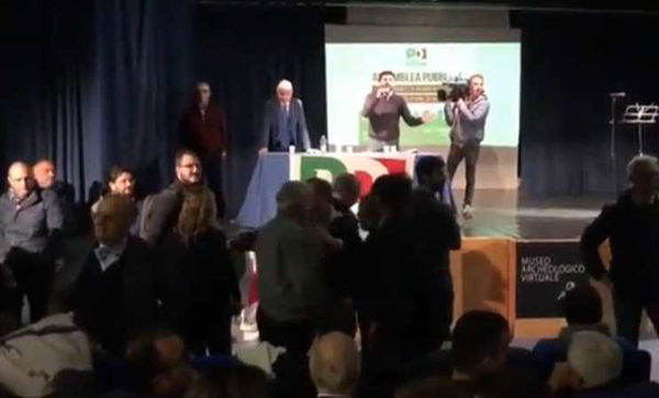 La rissa sfiorata all’assemblea Pd di Napoli, interviene la Polizia | VIDEO