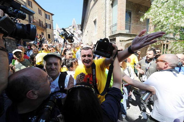 Il discorso ai neoeletti 5 stelle contro i giornalisti: «Giocano sporco, combattiamoli»