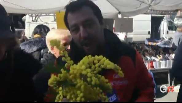 I consigli di Matteo Salvini per l’8marzo: «Ragazzi, non prendete le mimose dal clandestino»