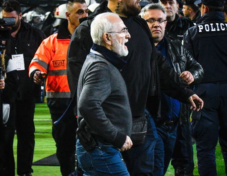 “Noi ostaggi di un calcio malato”, parla il presidente del Paok entrato in campo con una pistola article-post