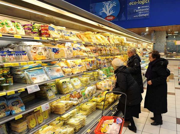L’anziana sviene per la fame al supermercato: «Non ho soldi per mangiare»