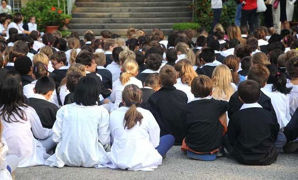 La maestra si lamenta per le assenze, il papà dell’alunno la colpisce con un pugno