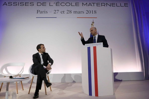 Macron abbassa la scuola dell’obbligo a 3 anni (ma è un favore ai privati)